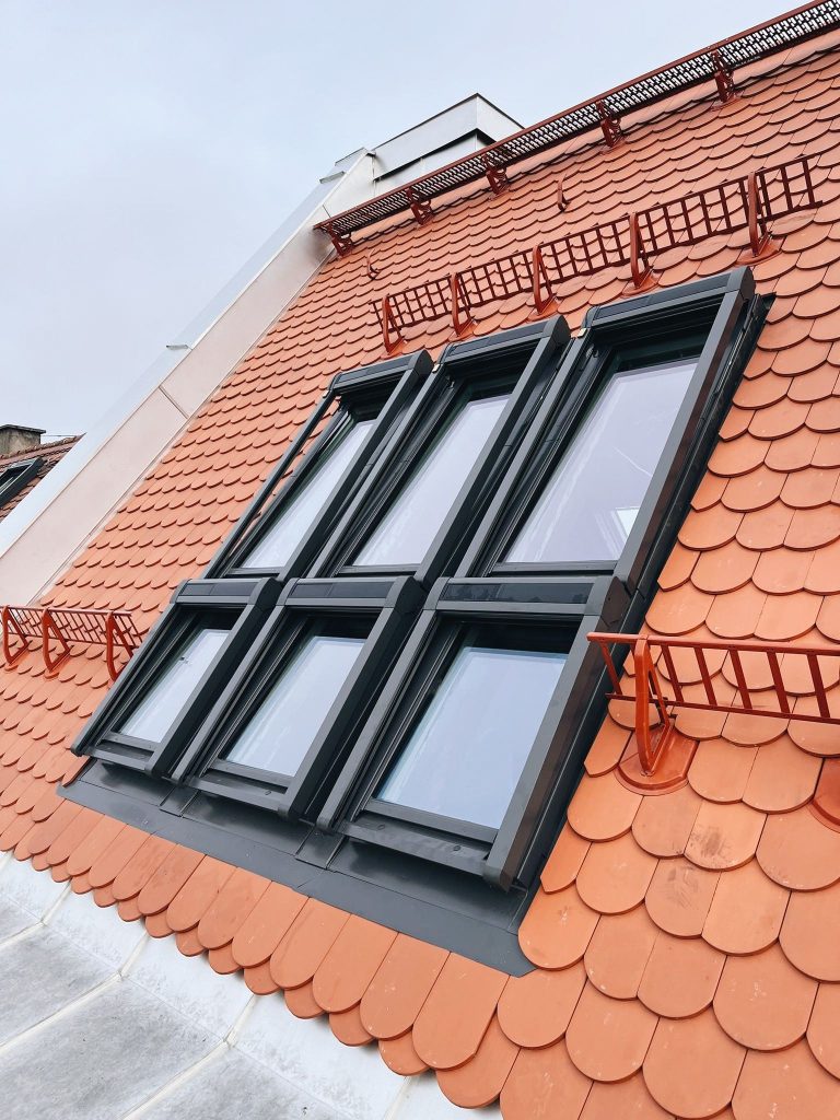 Dachansicht mit modernen Fenstern und roten Dachziegeln, ideal für Architekturprojekte.